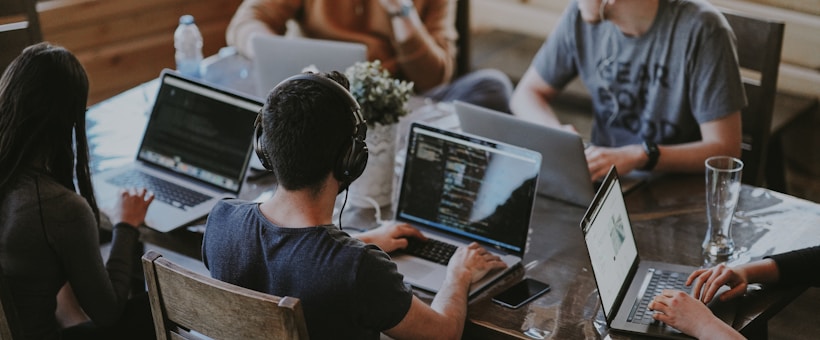 Reseller Hosting vs VPS 对比：分别适合什么样的企业和开发者